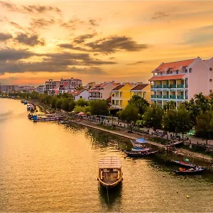 Lantana Riverside Hotel